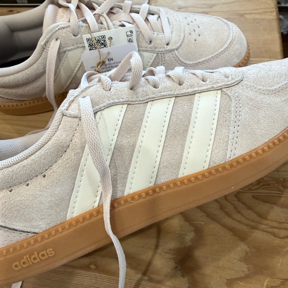 Adidas Women’s Cream and Tan Sneakers size 6